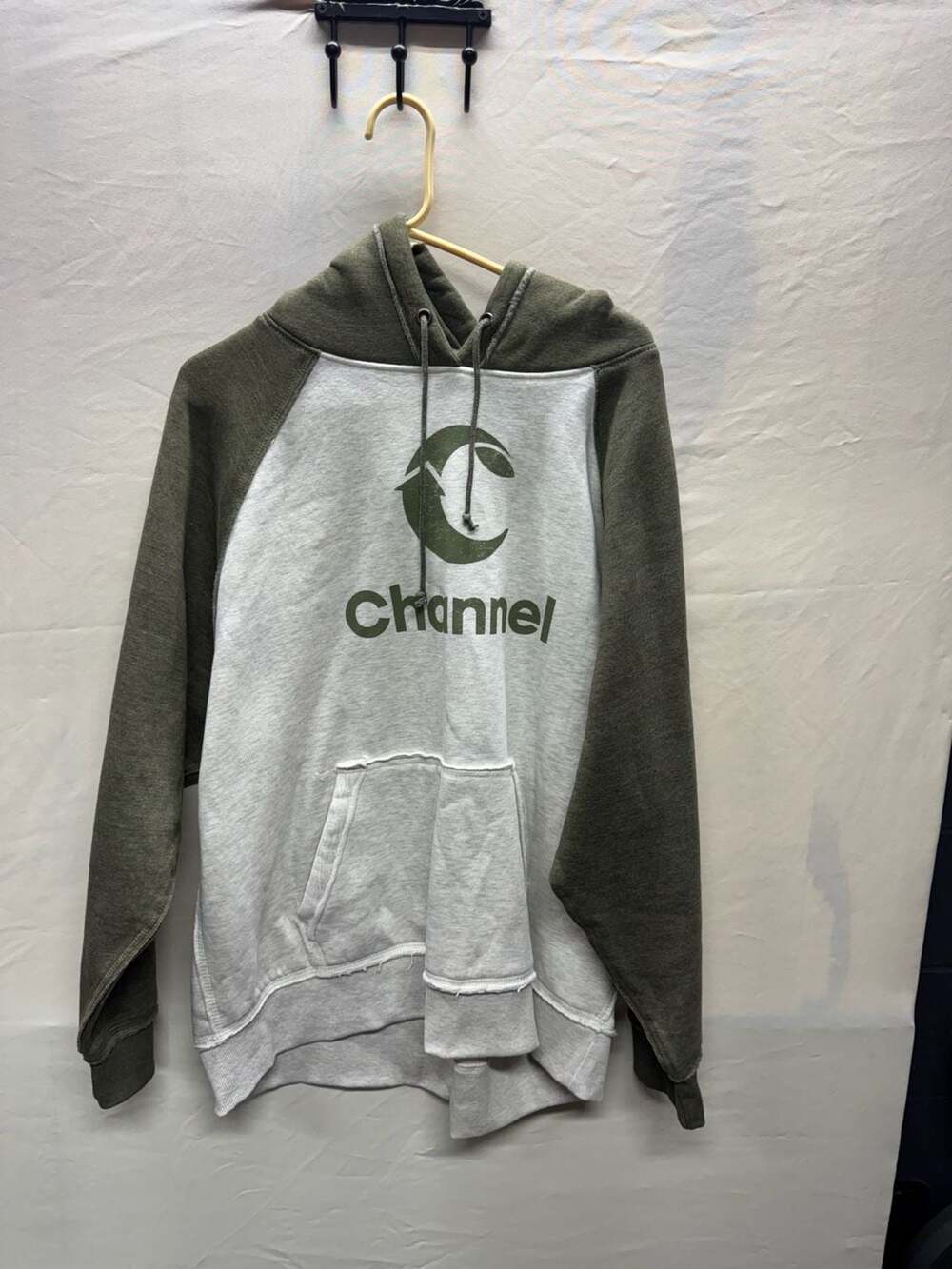 J America Channel Graphic Hoodie Size XL Green Gray Raglan Pullover